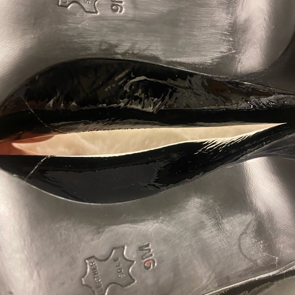 Tory Burch Caroline patent leather 3” heels with gold emblem size 9 - Picture 6 of 13